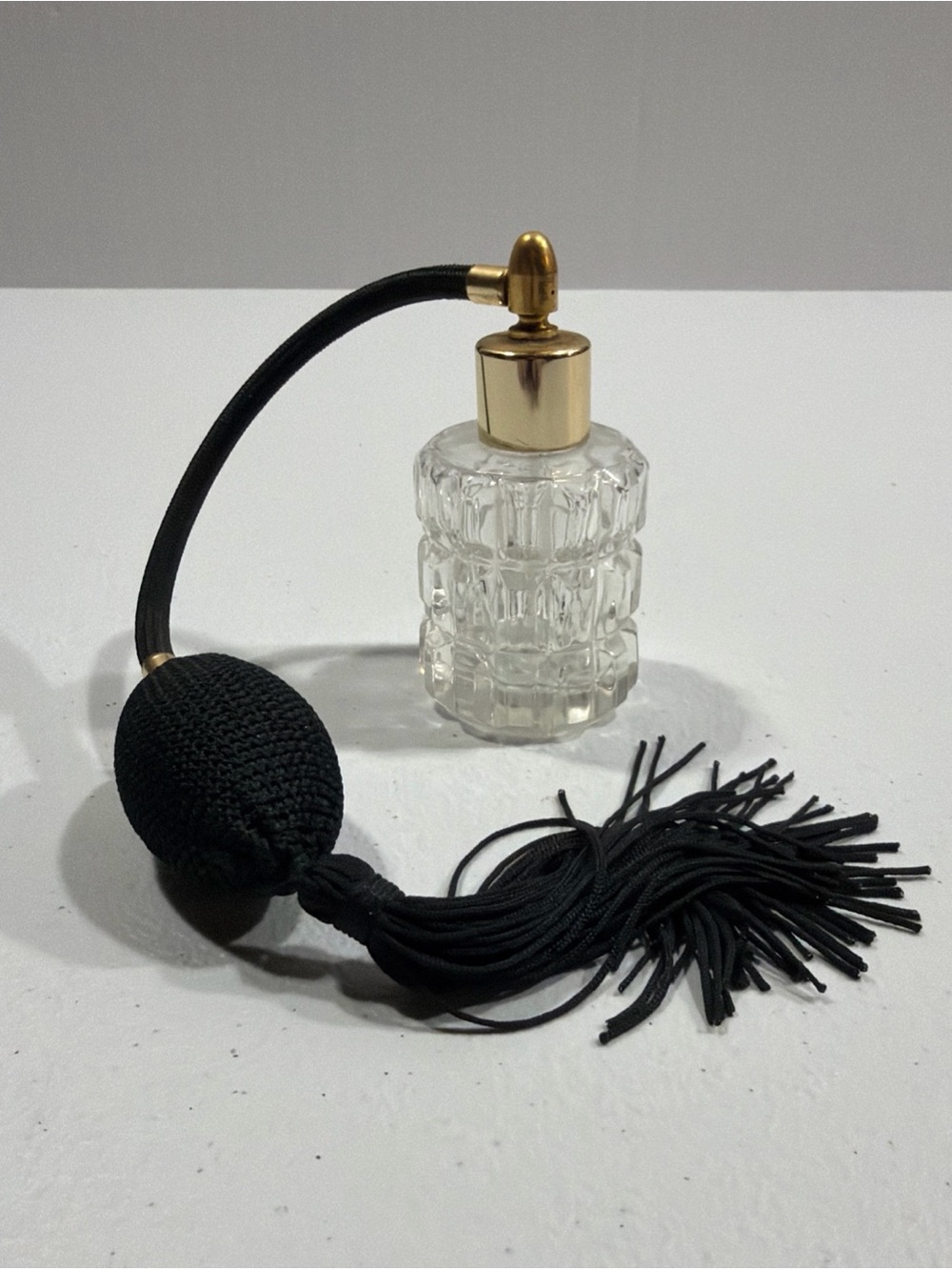 Gorgeous lead crystal perfume  atomizer With Black Bulb And Tassel, C Desc